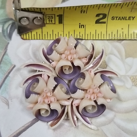 Vintage Mid Century Silvertone Shell Brooch Pin - Picture 9 of 11